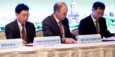 AerCap and China Southern Airlines executives signing documents.