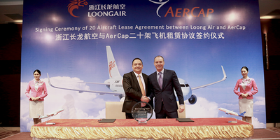Executives from AerCap and Loong Air shaking hands.