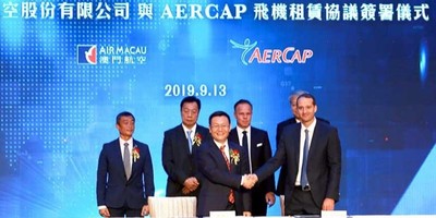 AerCap team shaking hands with Air Macau team.